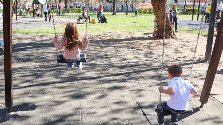 dzieci na placu zabaw