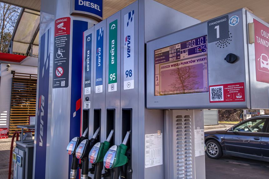 Stacja paliw z dystrybutorami, ekranem oraz oznaczeniami paliw: Diesel, Verva 95, 98.