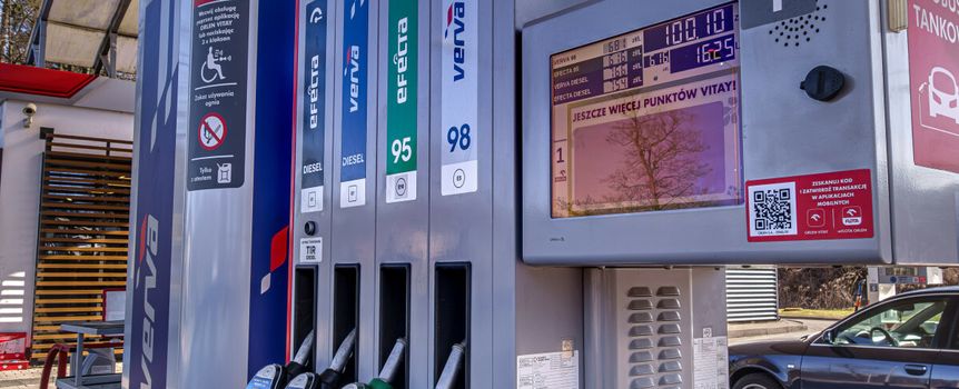 Stacja paliw z dystrybutorami, ekranem oraz oznaczeniami paliw: Diesel, Verva 95, 98.