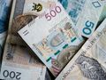Na zdjęciu widać różne nominały polskich banknotów, w tym 500 zł, 200 zł, 100 zł i 50 zł.