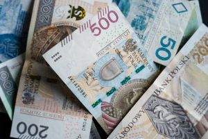 Na zdjęciu widać różne nominały polskich banknotów, w tym 500 zł, 200 zł, 100 zł i 50 zł.