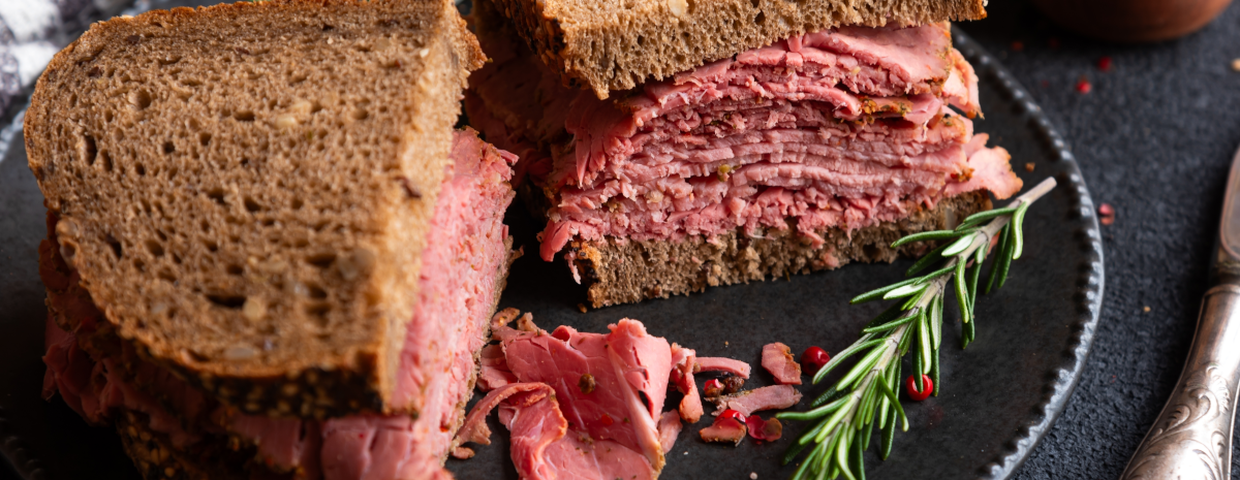 Pastrami i pyszna kanapka z wołowiną