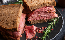 Pastrami i pyszna kanapka z wołowiną