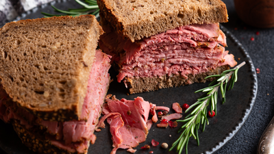 Pastrami i pyszna kanapka z wołowiną