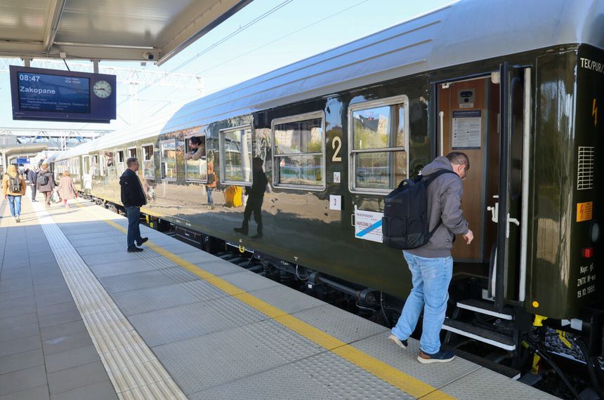 pociąg PKP IC na dworcu