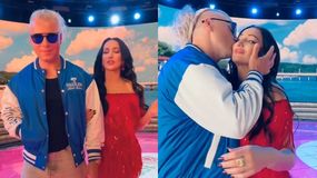 Na zdjęciu Skolim i Justyna Steczkowska w kolorowych strojach, pozują na tle jasnego nieba i wody.