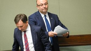  Zbigniew Ziobro i Łukasz Piebiak w Sejmie. Zdjęcie z 2018 roku 