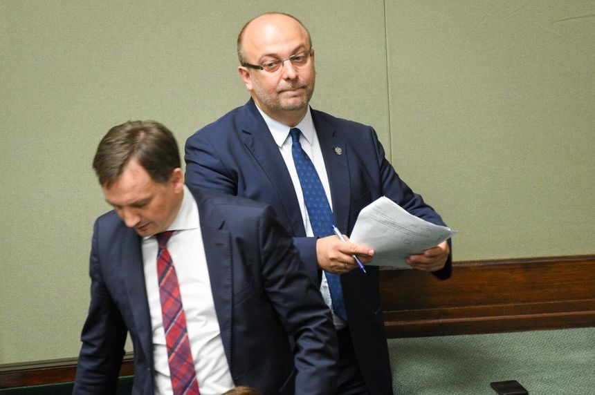  Zbigniew Ziobro i Łukasz Piebiak w Sejmie. Zdjęcie z 2018 roku 