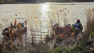 Samochód wjechał do stawu, w środku cztery osoby. „W akcji wszystkie służby”
