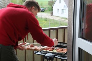 Grillowanie na balkonie (zdjęcie ilustracyjne)