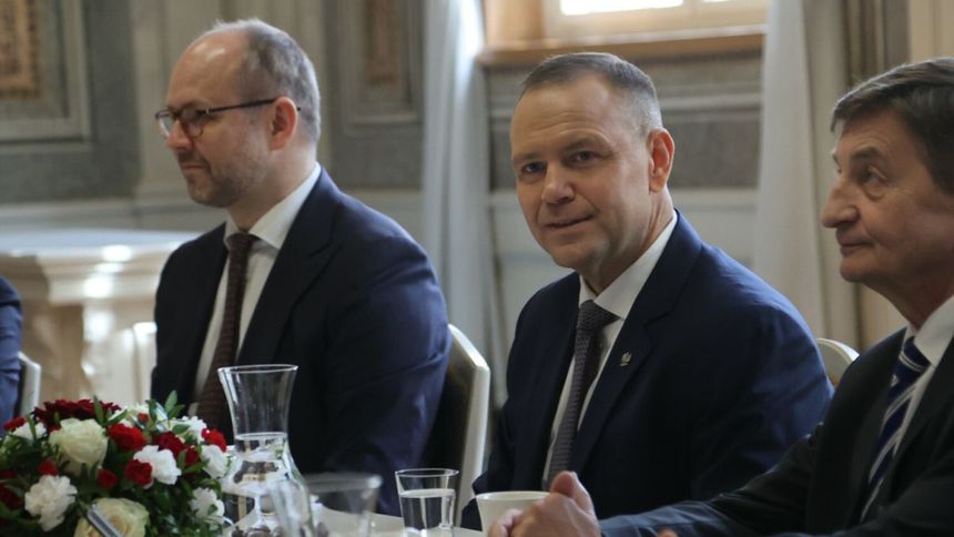 Prezydent Nawrocki z Marcinem Przydaczem i Markiem Kuchcińskim (PiS) 