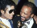 Michael Jackson i Quincy Jones podczas rozdania nagród Grammy, uśmiechają się, Jackson trzyma statuetkę