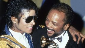 Michael Jackson i Quincy Jones podczas rozdania nagród Grammy, uśmiechają się, Jackson trzyma statuetkę