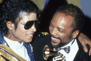 Michael Jackson i Quincy Jones podczas rozdania nagród Grammy, uśmiechają się, Jackson trzyma statuetkę