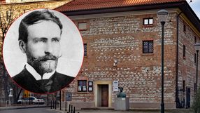Na zdjęciu widać budynek z czerwonej cegły i popielatej kamiennej ściany oraz portret mężczyzny.