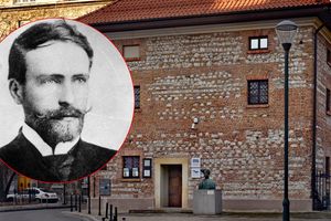 Na zdjęciu widać budynek z czerwonej cegły i popielatej kamiennej ściany oraz portret mężczyzny.