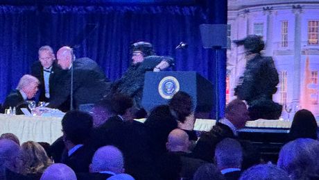 Donald Trump (pierwszy z lewej) ochraniany przez agentów Secret Service podczas próby zamachu