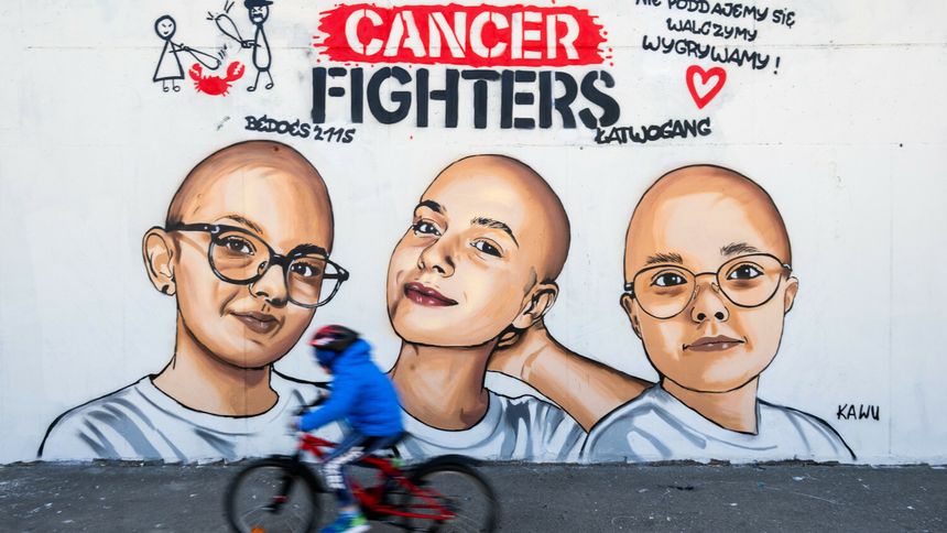 Mural poświęcony Fundacji Cancer Fighters na ulicy Hetmańskiej w Poznaniu