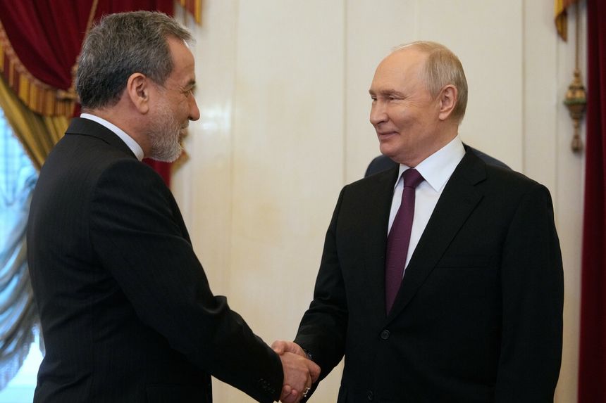 Prezydent Władimir Putin i szef MSZ Iranu Abbas Araggaczi