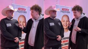 Na zdjęciu Bedoes w rozmowie z Meloradiem, w tle plakat z hasłem wsparcia dla osób chorych na raka.