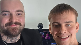 Bedoes i Łatwogang pozujący do zdjęcia w mieszkaniu z komputerem w tle.