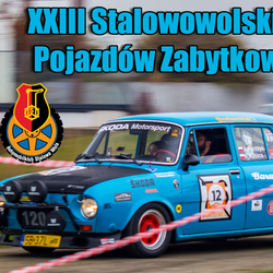 Rajd samochodowy z klasycznymi autami na torze wyścigowym.