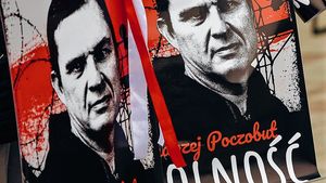 Plakat z Andrzejem Poczobutem na pikiecie w Sopocie