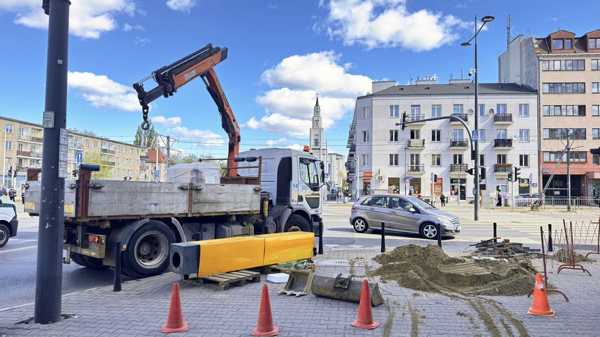 Montowanie fotoradaru na Grochowskiej