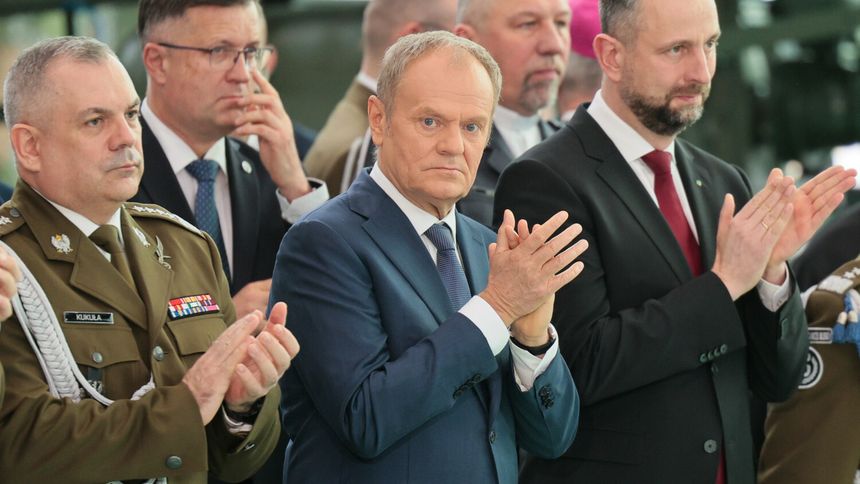 Donald Tusk podczas spotkania wielkanocnego z żołnierzami