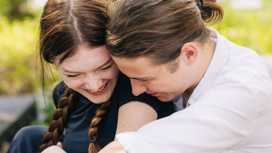 Przytulająca się para