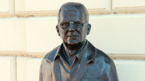 Rzeźba Zdzisława Beksińskiego w Sanoku