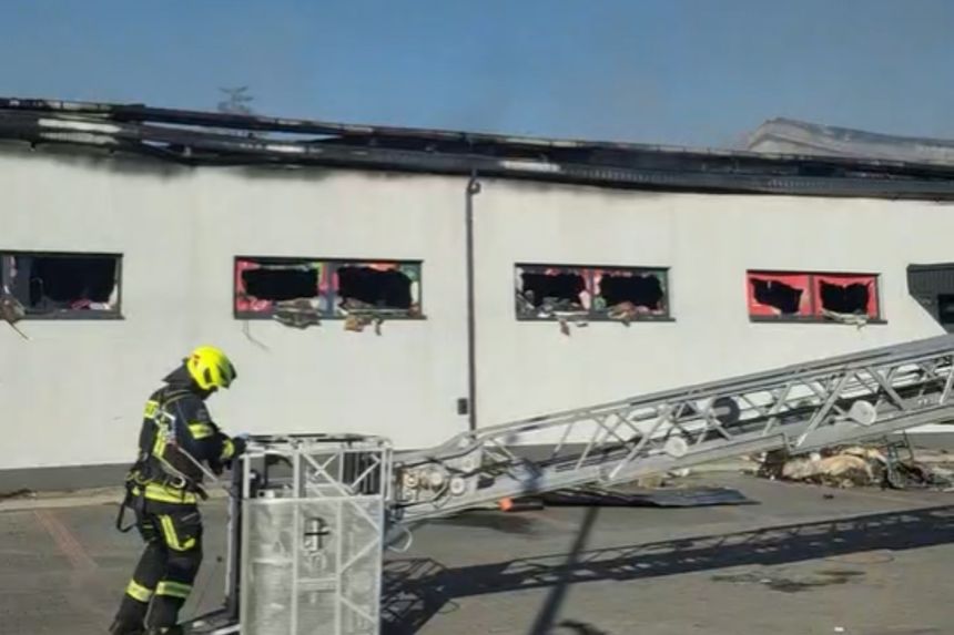 Pożar marketu w Halinowie