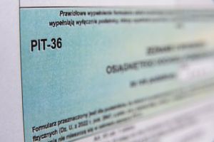 Dokument PIT-36 z kolorowym tłem, zawierający informacje o podatku dochodowym.