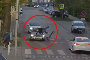 Nastolatki na hulajnodze wjechały w samochód