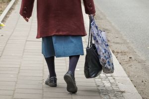 seniorka na zakupach
