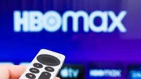 Pilot do telewizora z logo HBO Max na tle. Na ekranie zalogowane aplikacje strumieniowe.
