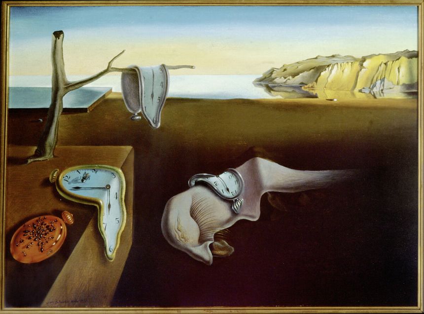 Obraz przedstawia surrealistyczne zegary i krajobraz z obleżonym brzegiem w tle.
