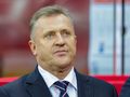 Cezary Kulesza w garniturze z niebieskim krawatem, w skupieniu patrzy w stronę obiektywu.