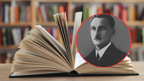 Otwarte książki na tle biblioteki, z portretem mężczyzny w okrągłym framudze.