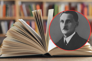 Otwarte książki na tle biblioteki, z portretem mężczyzny w okrągłym framudze.