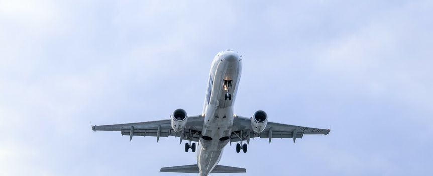 Komisja Europejska opublikowała nowe wytyczne dla branży lotniczej w związku z kryzysem na Bliskim Wschodzie, który coraz silniej wpływa na dostępność paliwa lotniczego i funkcjonowanie połączeń w Europie.