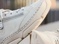 buty rieker na tle balkonu