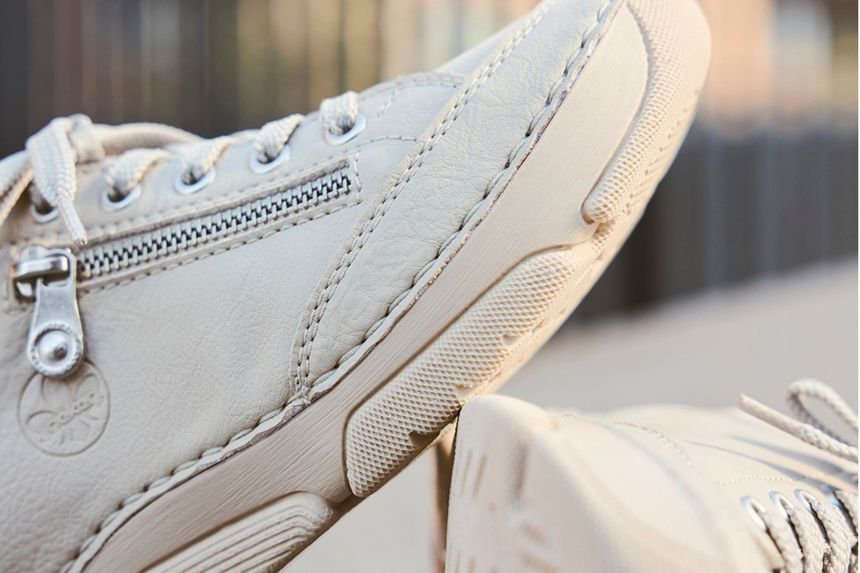 buty rieker na tle balkonu