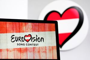 Logo Konkursu Piosenki Eurowizji na ekranie laptopa, w tle serce w barwach czerwono-białych.