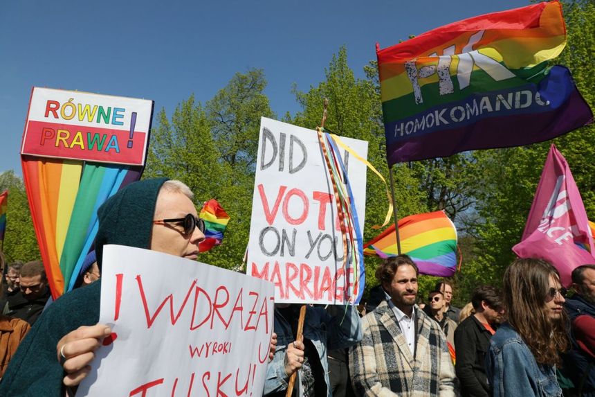 Protest przed Kancelarią Premiera ws. transkrypcji zagranicznych aktów małżeństwa par jednopłciowych 