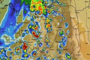 Pogoda zmieni się diametralnie w poniedziałek. Nad Polskę zacznie nasuwać się rozległy niż atmosferyczny wraz z aktywnymi frontami.