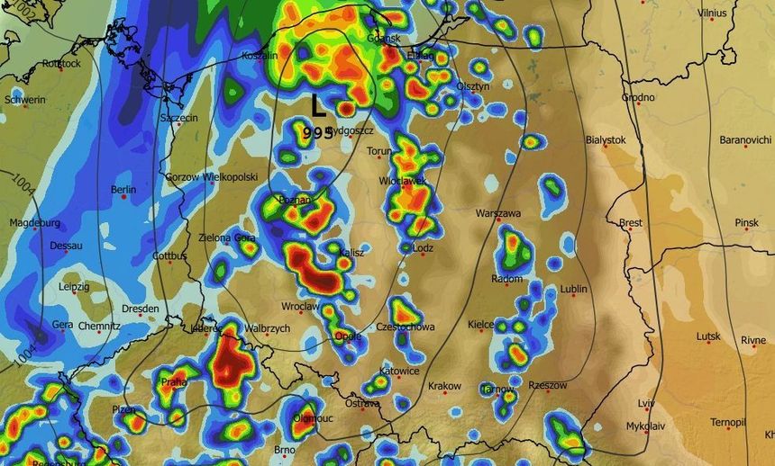 Pogoda zmieni się diametralnie w poniedziałek. Nad Polskę zacznie nasuwać się rozległy niż atmosferyczny wraz z aktywnymi frontami.