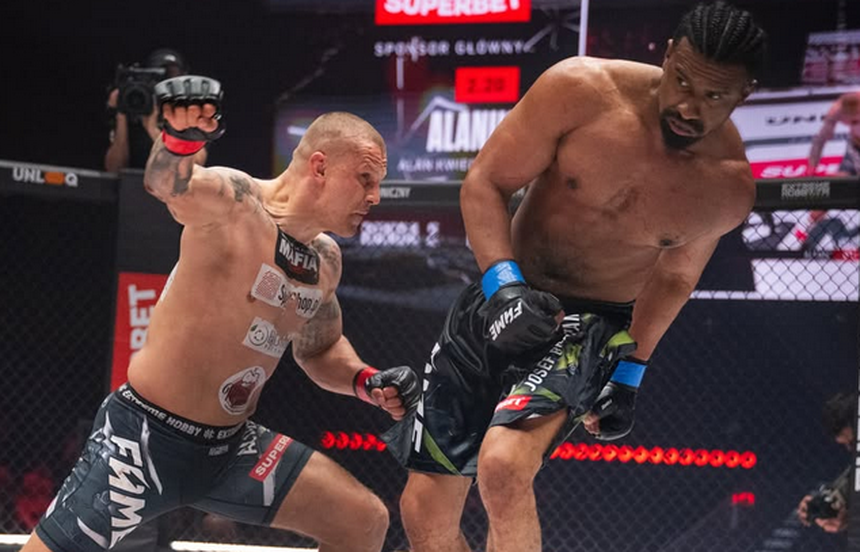 Dwóch zawodników MMA w trakcie walki w klatce, intensywne wymiany ciosów.