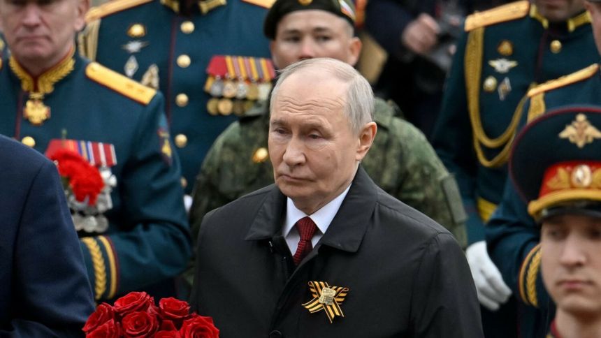 Władimir Putin w czasie defilady 9 maja w Moskwie