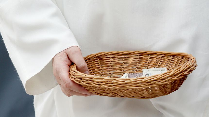  Ksiądz podczas zbierania pieniędzy na tacę (zdjęcie ilustracyjne)